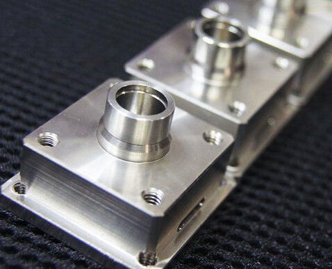 Kundenspezifisches CNC-Metall, das für Aluminiummessingeisen-Prototyp-Autoteile maschinell bearbeitet